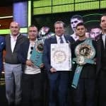 Sergio Mendoza recibe su cinturón de campeón mundial WBC en Ciudad de México