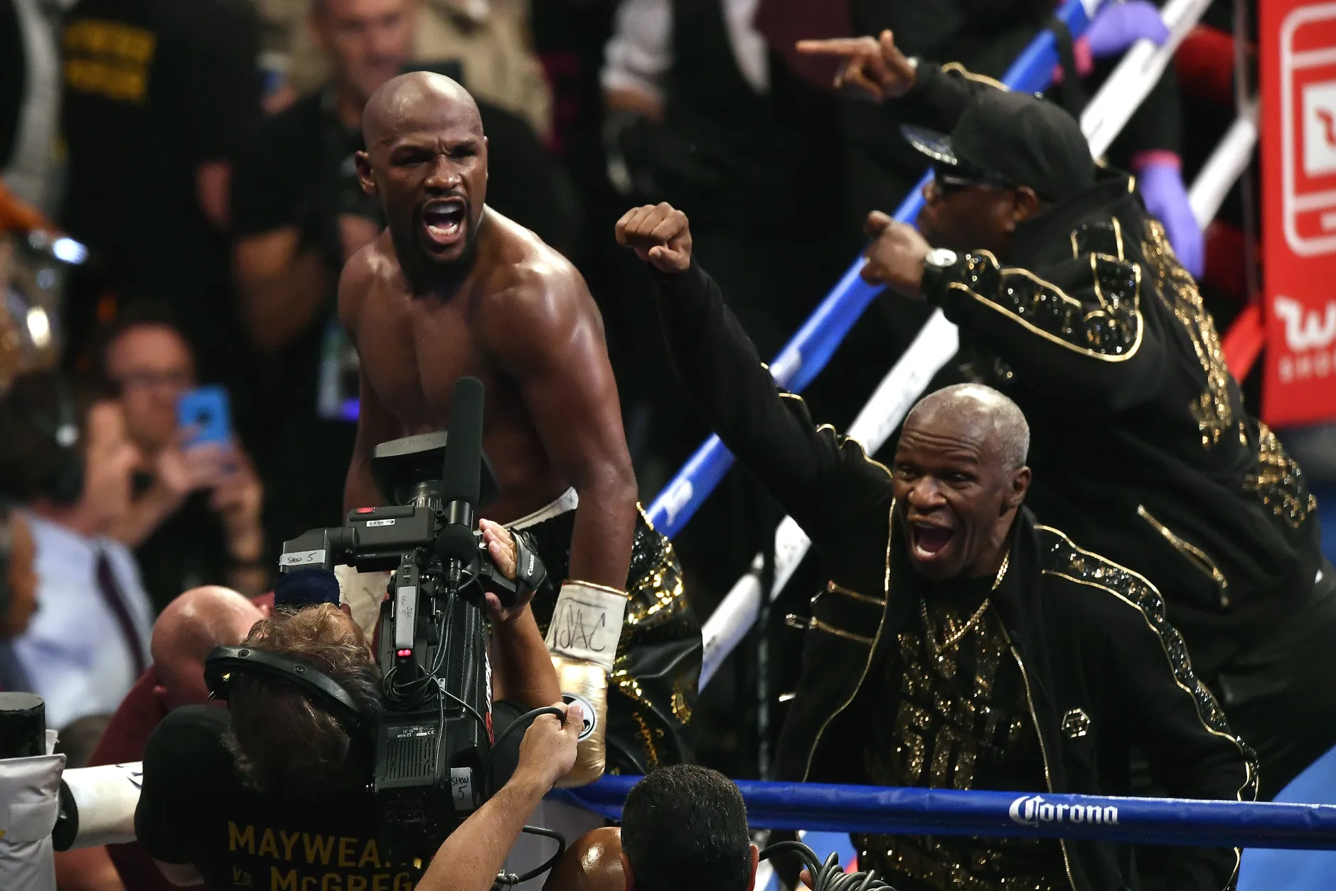 Floyd Mayweather: “Ci sono state trattative…”
