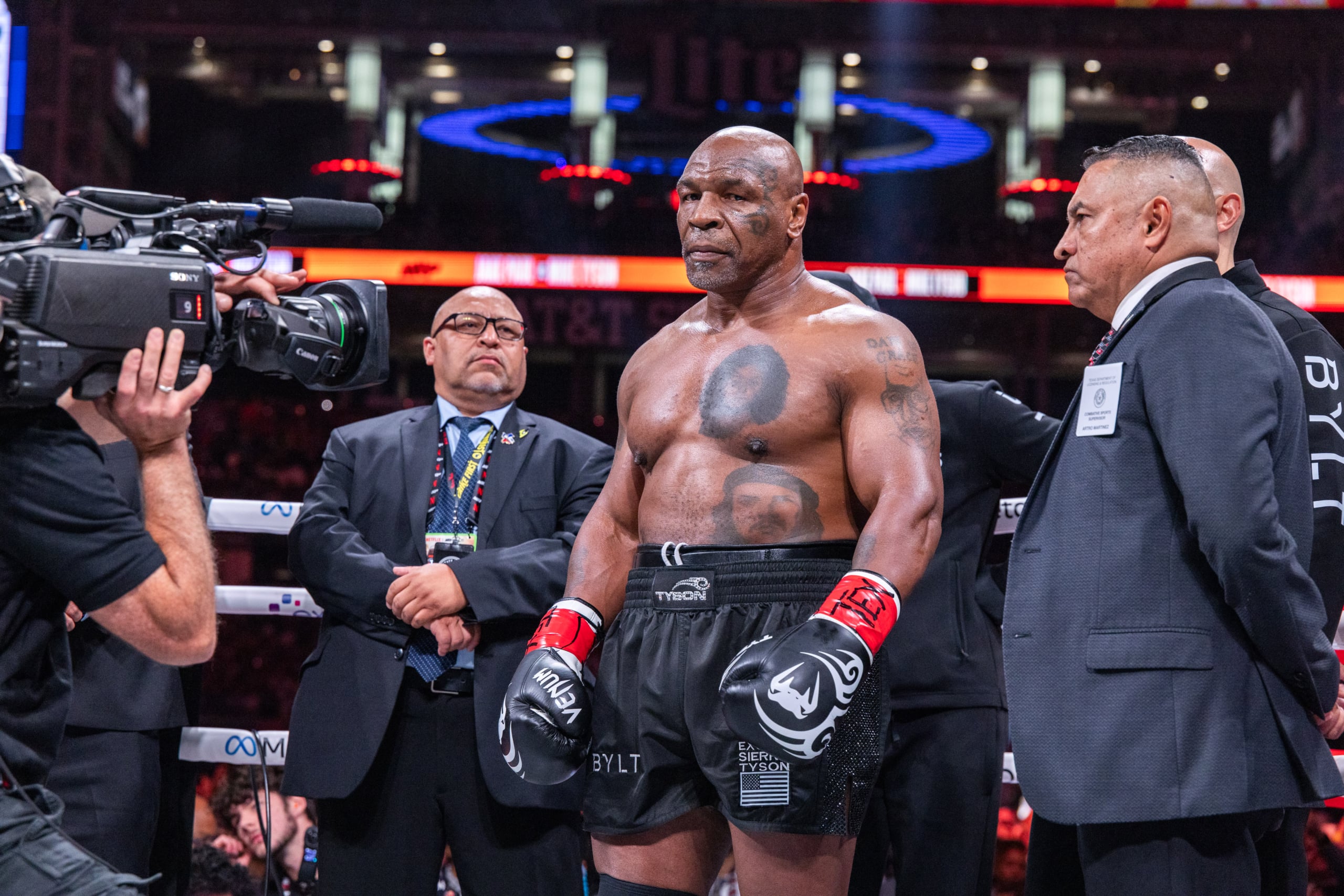 Mike Tyson demolisce i campioni di oggi: “Combattono una volta l’anno e nessuno sa chi sono”